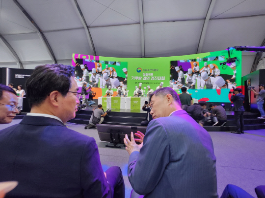 15일 전북 익산 하림 퍼스트키친에서 열린 'NS푸드페스타'에서 농림축산식품부 가루쌀 라면 경진대회가 진행되는 동안 정황근 농림부 장관(왼쪽)과 김홍국 하림그룹 회장이 대화를 나누고 있다. 김수연 기자